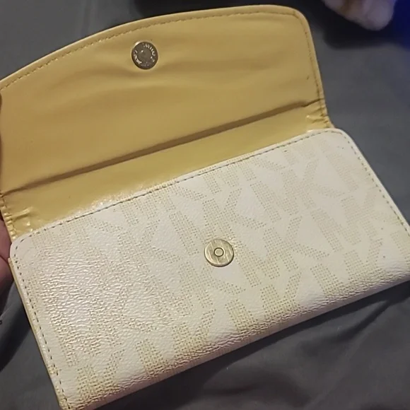 Michael Kors Wallet - Picture 6 of 9